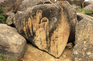 Azerbaycan. 05.15.2017 Gobustan bölgesinde antik taş resimler.