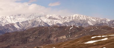 Kafkas dağları karla kaplı. Azerbaycan.