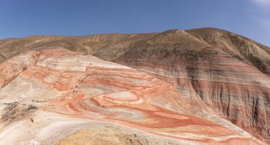 Kırmızı çizgili güzel dağlar. Khizi bölgesi. Azerbaycan.