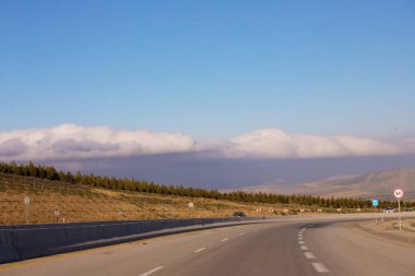 Shamakhi bölgesi. Azerbaycan. 02.26.2021. Arabalar yolda gidiyor..