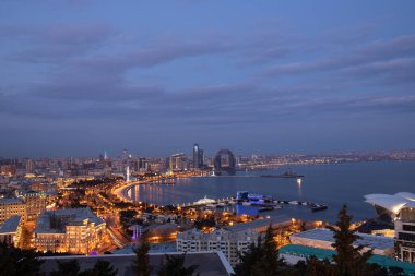 Bakü. Azerbaycan. 03.28.2021. Şehrin akşam körfezi ışıklarda.