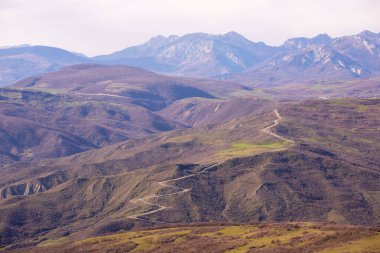 Yüksek dağlarda dolambaçlı bir yol. Azerbaycan.
