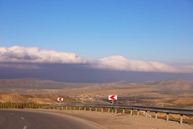 Shamakhi bölgesi. Azerbaycan. 02.26.2021. Arabalar yolda gidiyor..