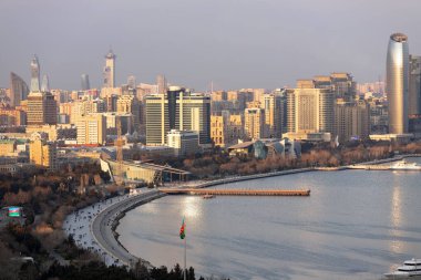 Bakü. Azerbaycan. 03.28.2021. Gün batımında eski ve yeni şehir binaları.