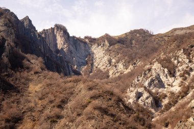 Lagich köyünün çevresindeki güzel yüksek dağlar. Ismayilli bölgesi. Azerbaycan.