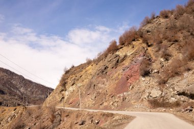 Dağların arasındaki yolda. Lagich. Azerbaycan.