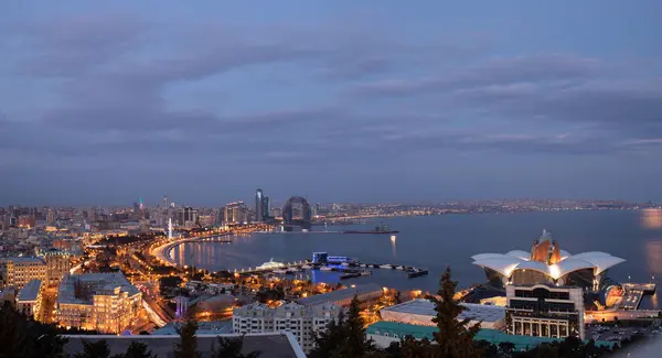 Bakü. Azerbaycan. 03.28.2021. Şehrin akşam körfezi ışıklarda.