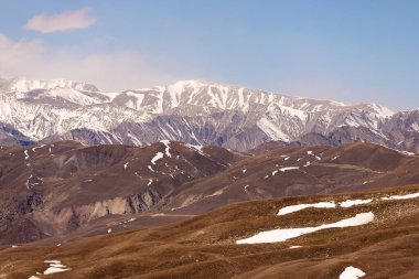 Kafkas dağları karla kaplı. Azerbaycan.