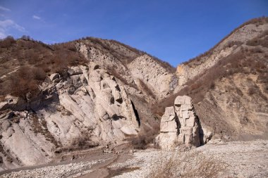 Güzel dağlarda şelale. Lagich köyü. Ismayilli bölgesi. Azerbaycan.