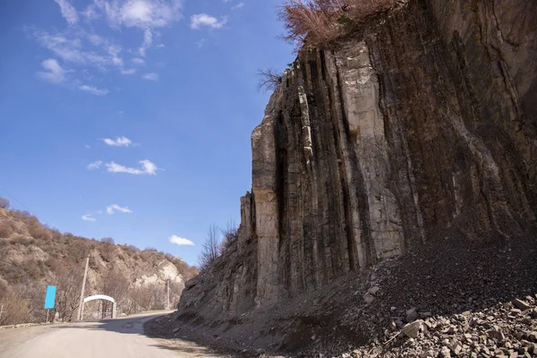 Dağların arasındaki yolda. Lagich. Azerbaycan.