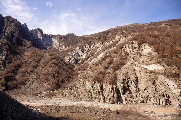 Lagich köyünün çevresindeki güzel yüksek dağlar. Ismayilli bölgesi. Azerbaycan.