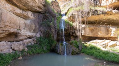 Sundu köyünde güzel bir şelale. Shamakhi bölgesi. Azerbaycan.