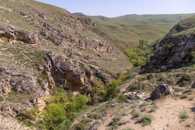 Sundu köyünde mağaraları olan güzel dağlar. Shemakha. Azerbaycan.