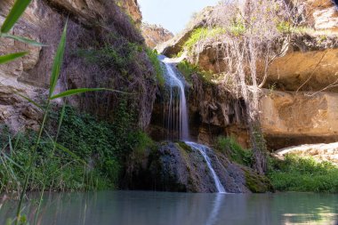 Sundu köyünde güzel bir şelale. Shamakhi bölgesi. Azerbaycan.