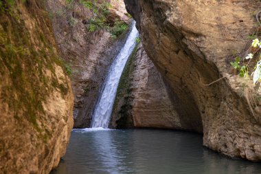 Sundu köyünde güzel bir şelale. Shamakhi bölgesi. Azerbaycan.