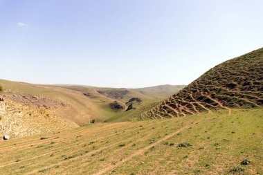 Sundu köyünde mağaraları olan güzel dağlar. Shemakha. Azerbaycan.