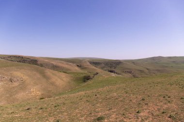 Sundu köyünde mağaraları olan güzel dağlar. Shemakha. Azerbaycan.