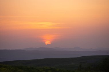 Dağlarda turuncu gün batımı. Azerbaycan.