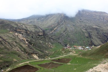 Laza köyü. Kusar bölgesi. Azerbaycan. 04.17.2016. Yeşil dağlarda güzel bir köy.