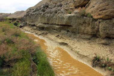 Gobustan 'ın güzel dağlarındaki nehir. Gildash. Azerbaycan.