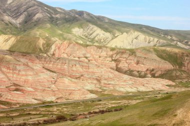 Kırmızı çizgili güzel dağlar. Khizi bölgesi. Azerbaycan.