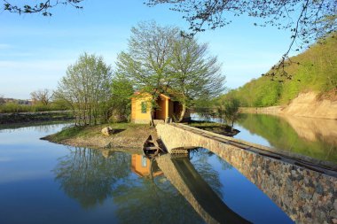 Guba bölgesi. Azerbaycan. 04.17.2016. Gölün kıyısındaki dinlenme yerinde bir ev..