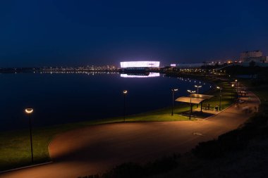 Bakü. Azerbaycan. 05.22.2021. İnsanlar Boyuk-Shor Gölü 'nün yanındaki parkta yürüyor.