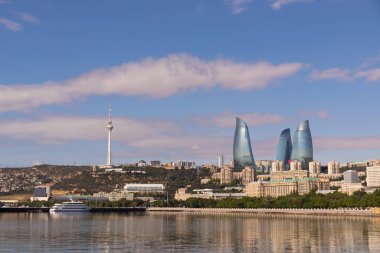 Bakü. Azerbaycan. 05.27.2021. Deniz kenarında güzel, modern bir şehir..