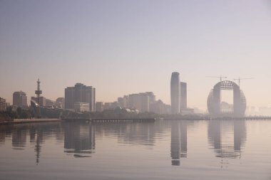 Bakü. Azerbaycan. 05.15.2021. Şehir merkezinde binaların inşaatı.