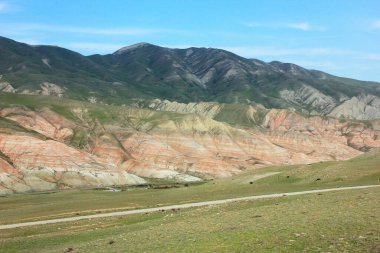 Kırmızı çizgili güzel dağlar. Khizi bölgesi. Azerbaycan.