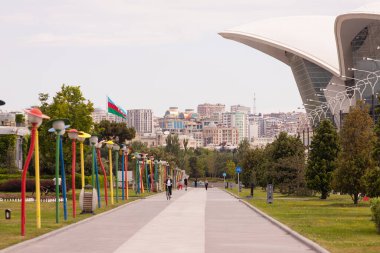 Bakü. Azerbaycan. 05.27.2021. Deniz alışveriş merkezinin yanındaki Primorsky Bulvarı.