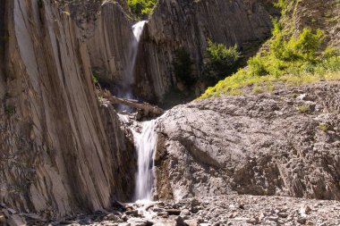 Dağlardaki güzel şelale Ziyvya. Laza köyü. Gabala bölgesi. Azerbaycan.
