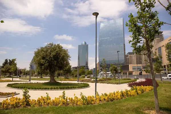 Bakü. Azerbaycan. 05.06.2021. Beyaz şehrin bulvarındaki modern şehir binaları.