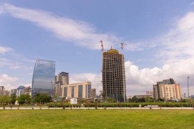 Bakü. Azerbaycan. 05.06.2021. Beyaz şehrin bulvarındaki modern şehir binaları.