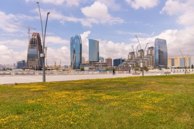 Bakü. Azerbaycan. 05.06.2021. Beyaz şehrin bulvarındaki modern şehir binaları.