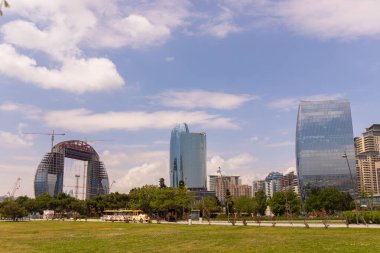 Bakü. Azerbaycan. 05.06.2021. Beyaz şehrin bulvarındaki modern şehir binaları.