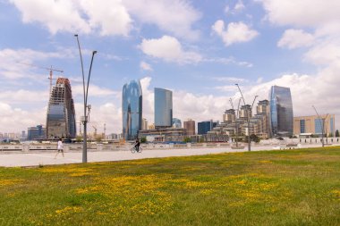 Bakü. Azerbaycan. 05.06.2021. Beyaz şehrin bulvarındaki modern şehir binaları.