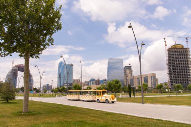 Bakü. Azerbaycan. 05.06.2021. Beyaz Şehir bulvarında buharlı lokomotif.