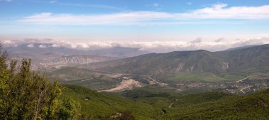 Yeşil Khizi dağlarında virajlı yollar. Azerbaycan.