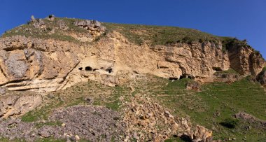 Sundu köyünde mağaraları olan güzel dağlar. Shemakha. Azerbaycan.