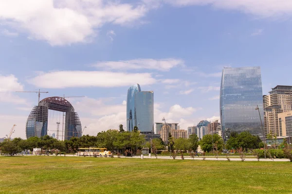 Bakü. Azerbaycan. 05.06.2021. Beyaz şehrin bulvarındaki modern şehir binaları.