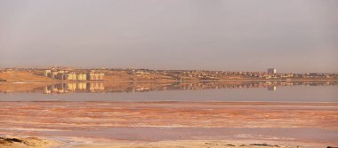 Bakü. Azerbaycan. 07.16.2021. Masazir 'deki tuz gölüne tuz dökmek..
