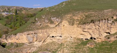 Sundu köyünde mağaraları olan güzel dağlar. Shemakha. Azerbaycan.