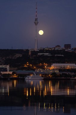 Bakü. Azerbaycan. 06.25.2021. Bakü televizyon merkezinin yanındaki sarı ay..