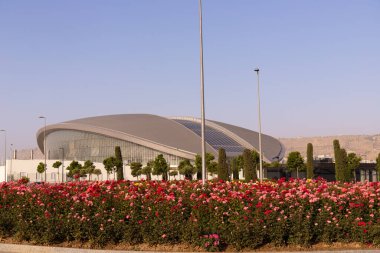 Bakü. Azerbaycan. 05.27.2021. Su sporları sarayında güzel güller.