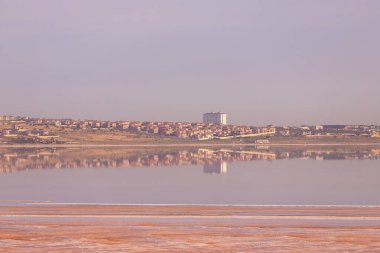 Bakü. Azerbaycan. 07.16.2021. Masazir 'deki tuz gölüne tuz dökmek..