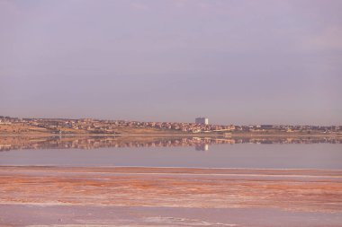 Bakü. Azerbaycan. 07.16.2021. Masazir 'deki tuz gölüne tuz dökmek..