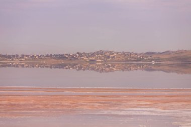 Bakü. Azerbaycan. 07.16.2021. Masazir 'deki tuz gölüne tuz dökmek..