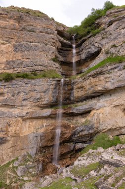 Dağlarda güzel bir şelale. Laza köyü. Kusar bölgesi. Azerbaycan.