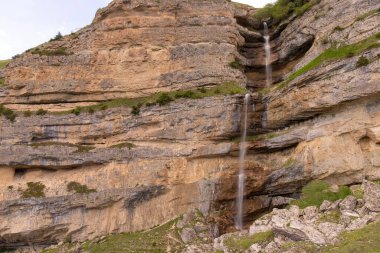 Dağlarda güzel bir şelale. Laza köyü. Kusar bölgesi. Azerbaycan.